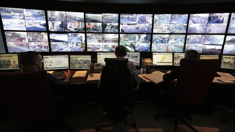 Symbolbild: Polizisten beobachten die Bildschirme im Videoüberwachungs-Kontrollraum der Polizeidirektion in Nizza.