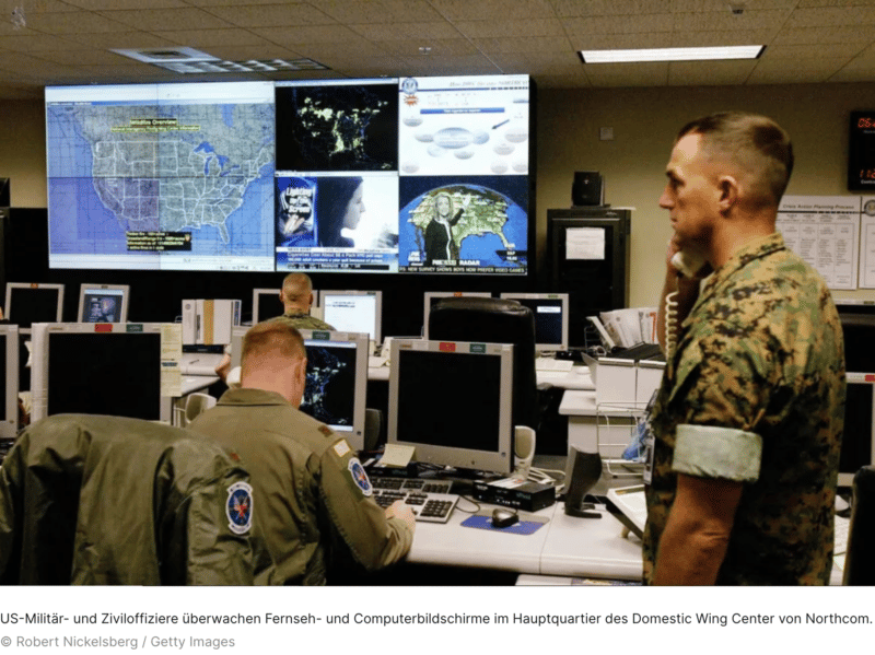 US-Militär- und Ziviloffiziere überwachen Fernseh- und Computerbildschirme im Hauptquartier des Domestic Wing Center von Northcom.